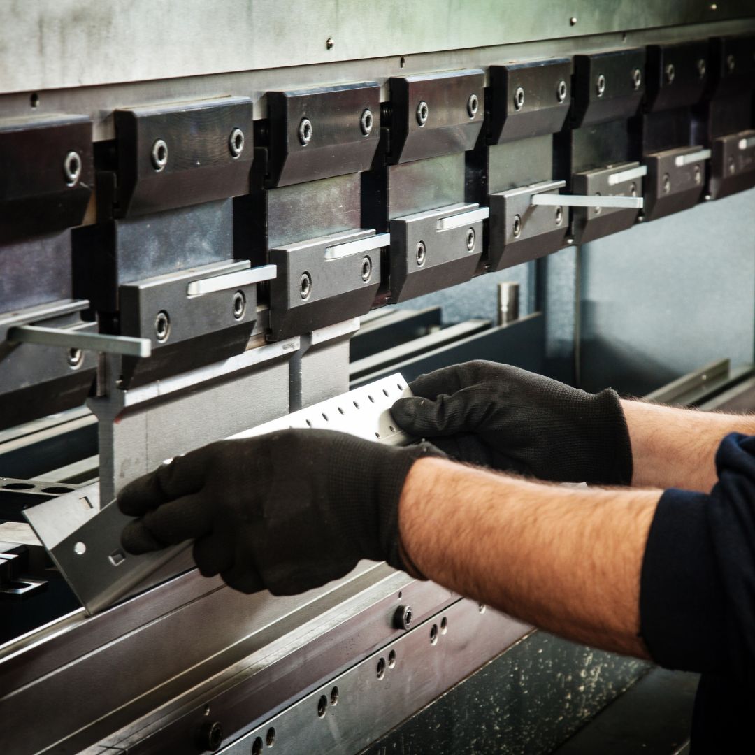 Zaginarka segmentowa do blachy – zastosowania, zalety, rodzaje