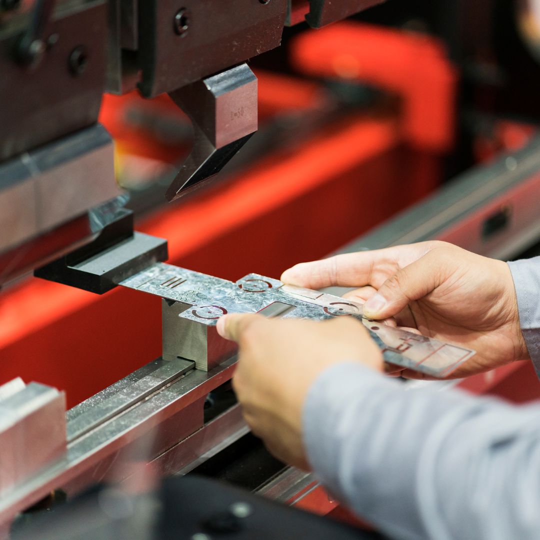 Giętarki do blachy dla dekarzy – przegląd ręcznych i segmentowych modeli