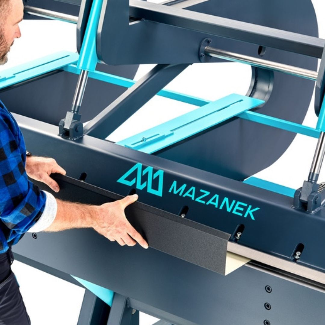 Zaginarka ręczna czy hydrauliczna? Porównanie maszyn do gięcia blach